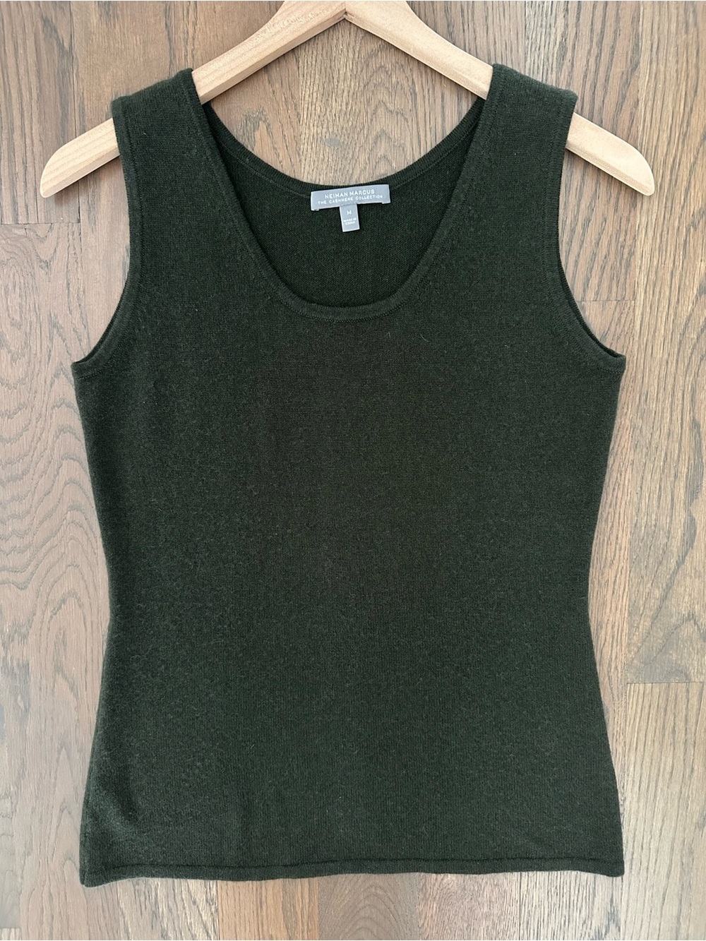 Neiman Marcus Sleeveless Scoop Neck Cashmere Tank in Forest Green Medium
